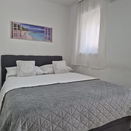 Room Near The Center Split Kültér fotó