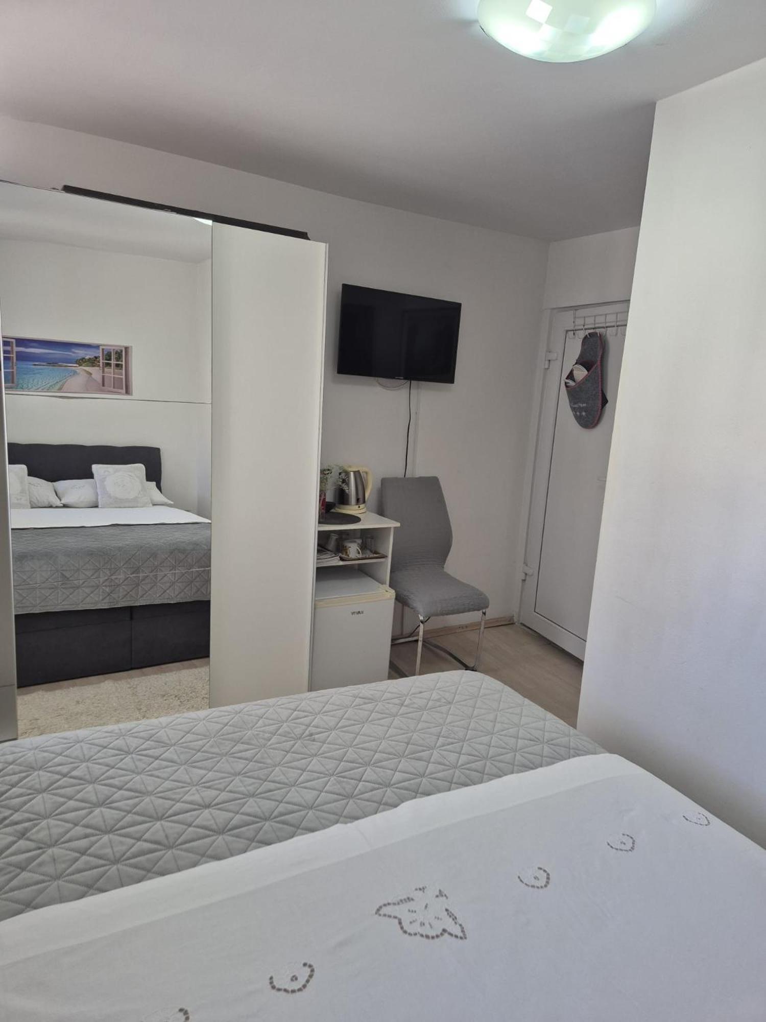 Room Near The Center Split Kültér fotó