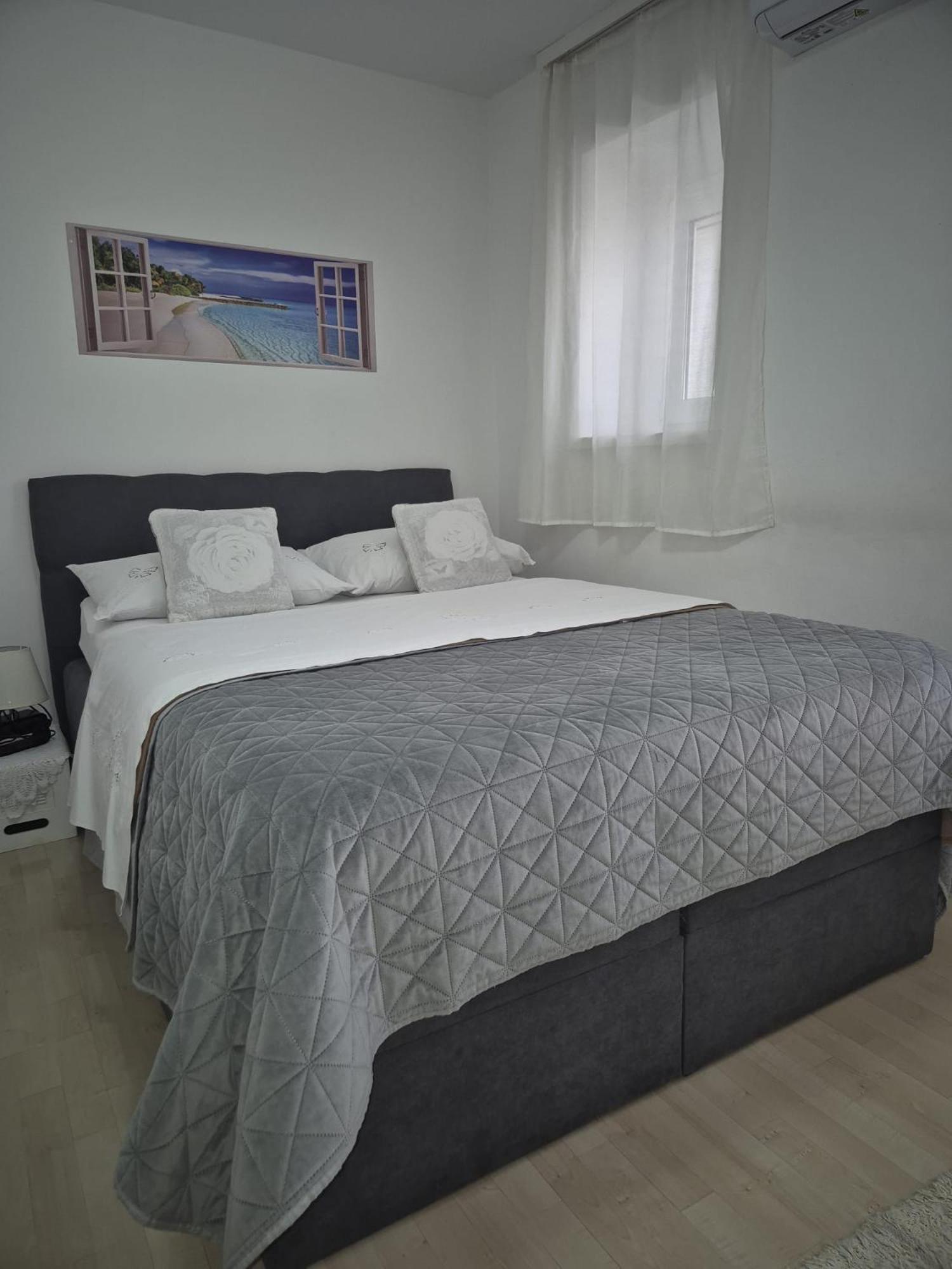 Room Near The Center Split Kültér fotó