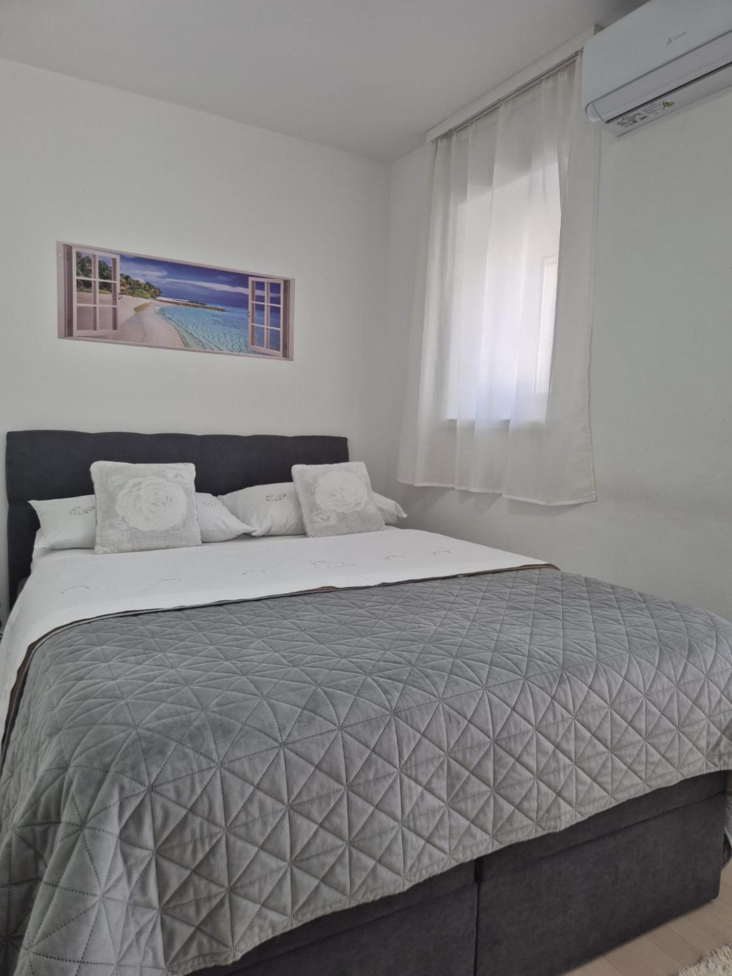 Room Near The Center Split Kültér fotó