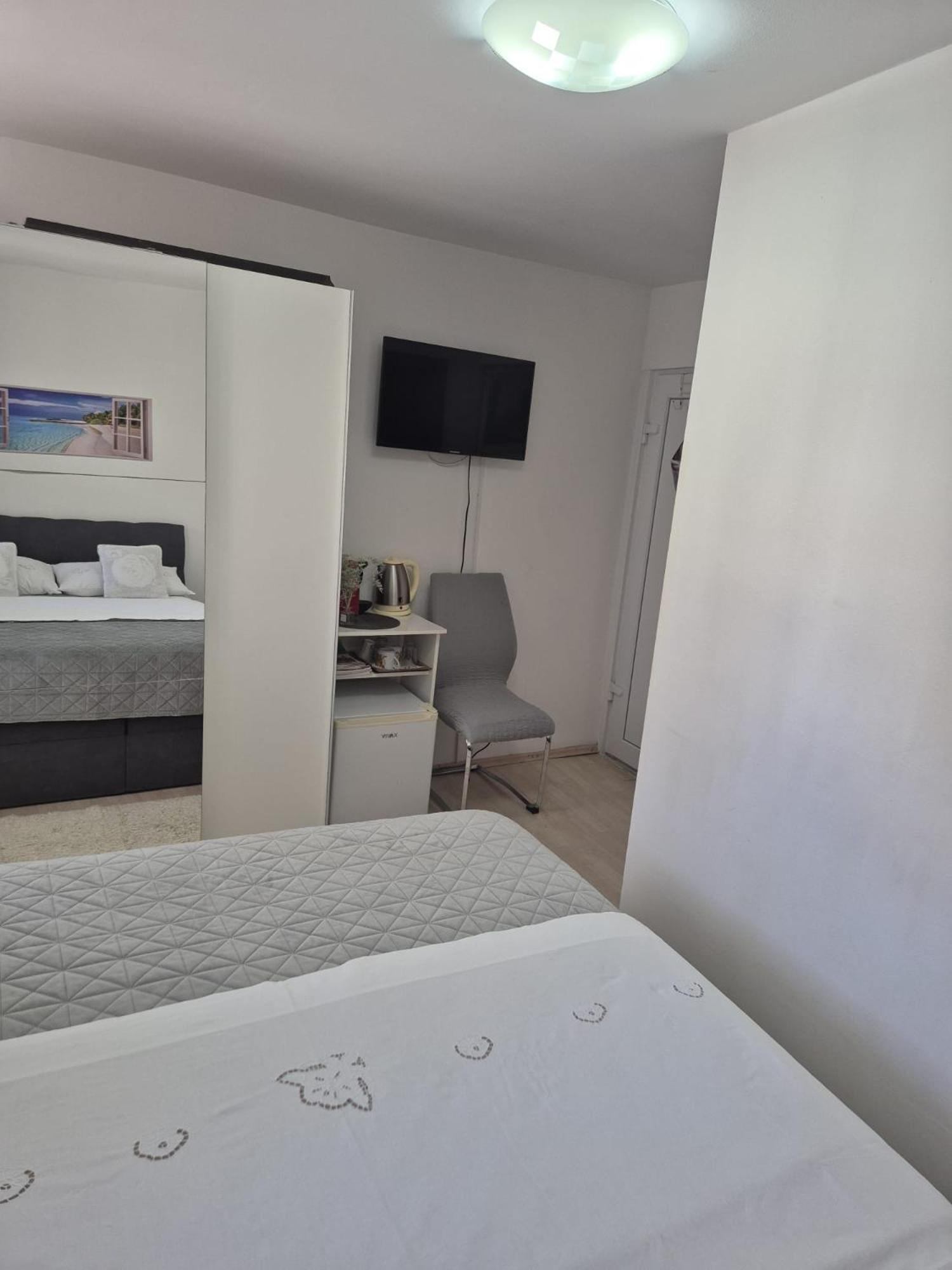 Room Near The Center Split Kültér fotó
