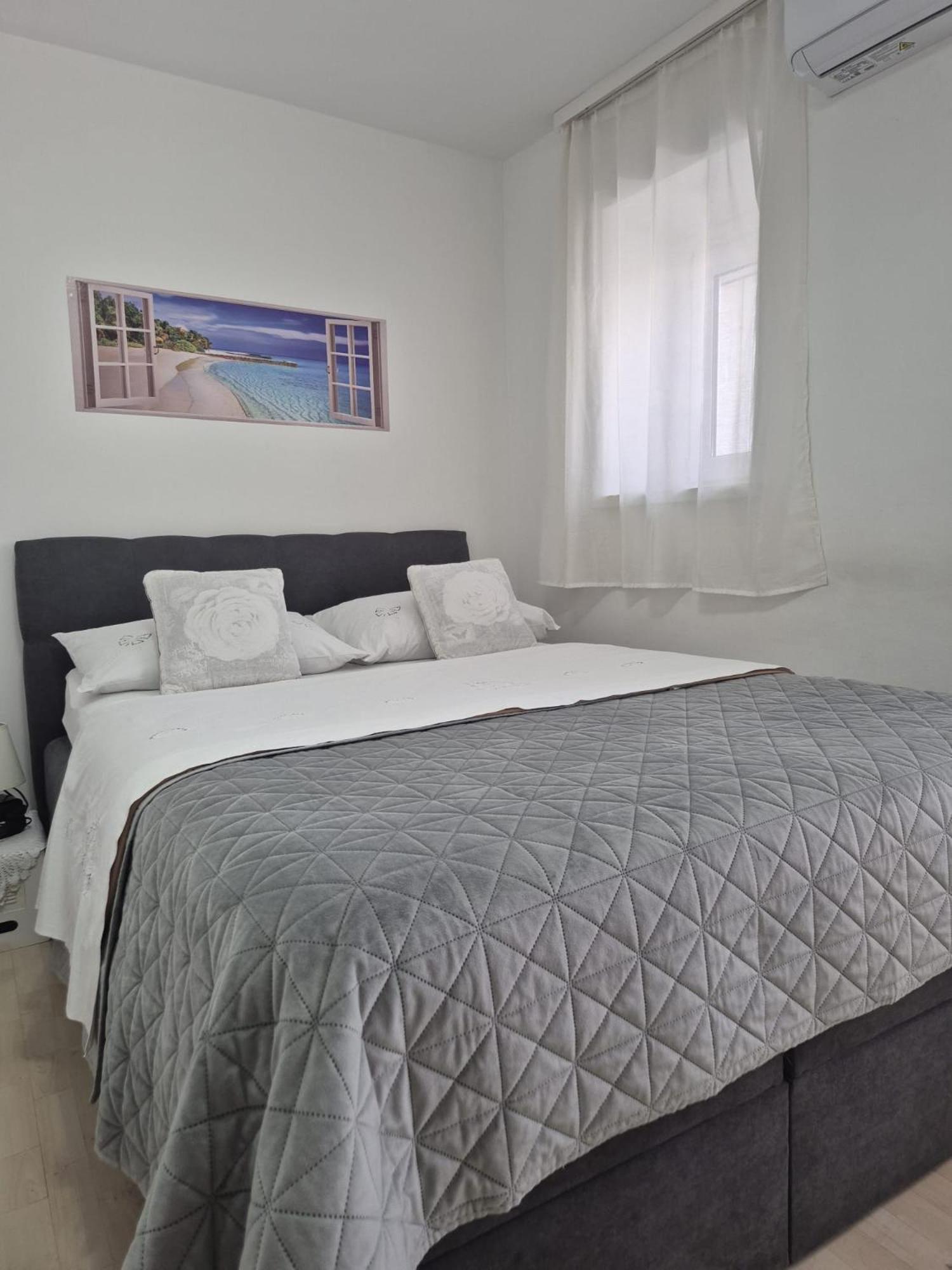 Room Near The Center Split Kültér fotó